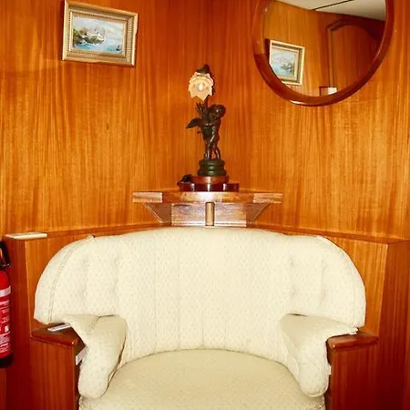 Úszó hotel Yacht