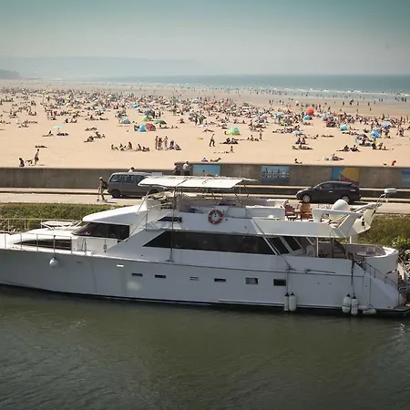 Yacht Úszó hotel Deauville