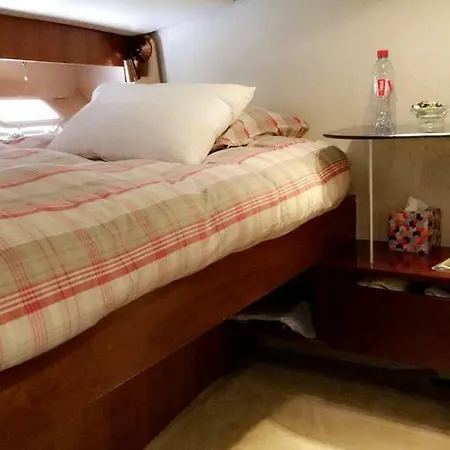 Yacht Úszó hotel
