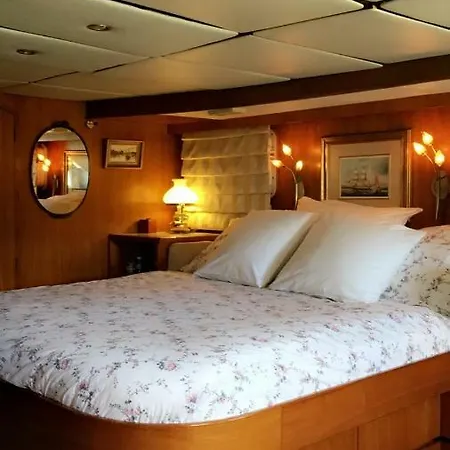 Úszó hotel Yacht *