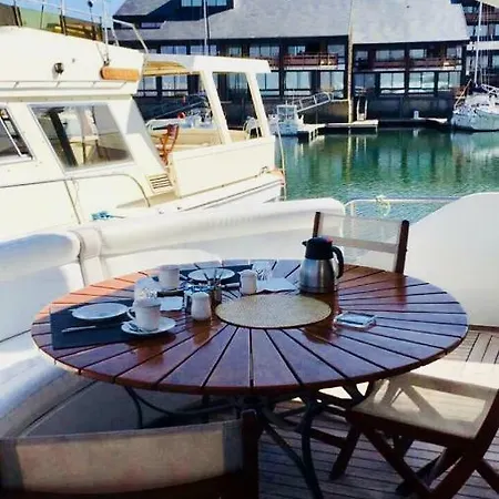 Yacht Úszó hotel *