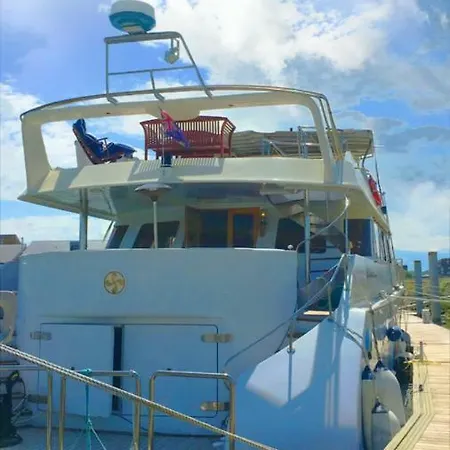 Úszó hotel Yacht