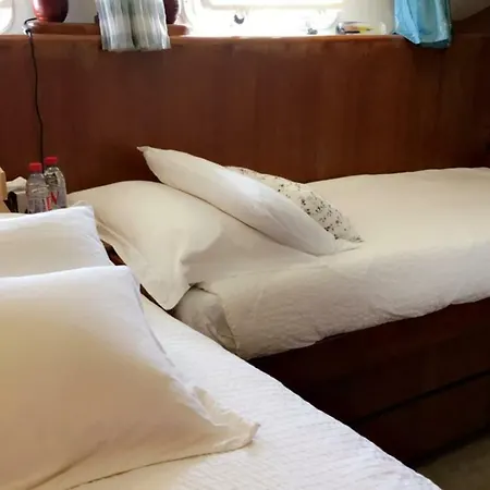 Úszó hotel Yacht Deauville
