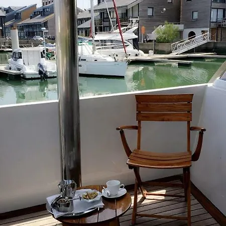 Yacht Úszó hotel