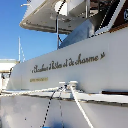 Yacht Úszó hotel *
