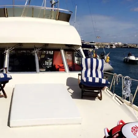 Yacht Úszó hotel
