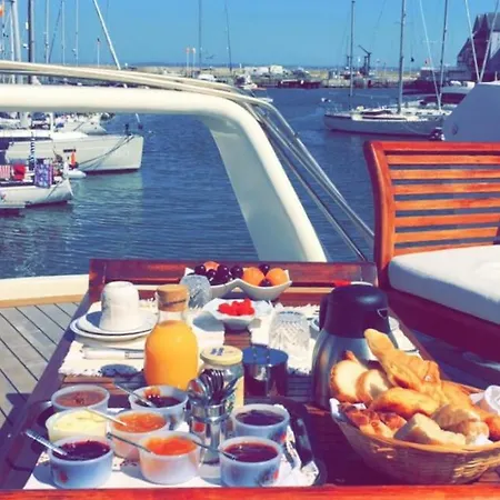 Úszó hotel Yacht Deauville