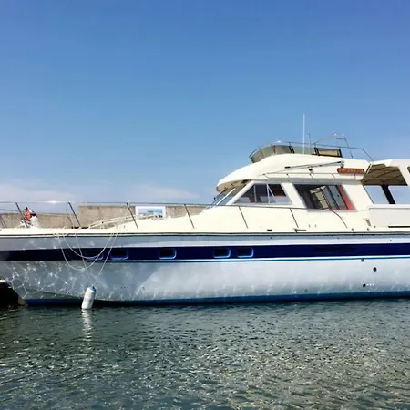 Yacht Úszó hotel *