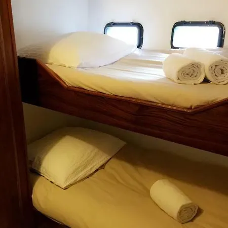 Yacht Úszó hotel *
