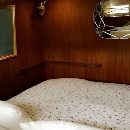 Yacht Úszó hotel *