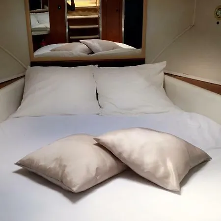 Úszó hotel Yacht Deauville